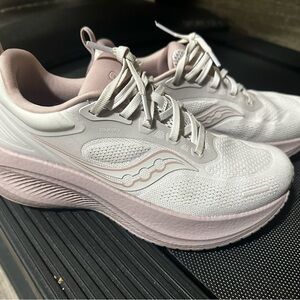 Saucony Women’s Light Pink and White Running Sneakers. Treadmill/gym a few times
